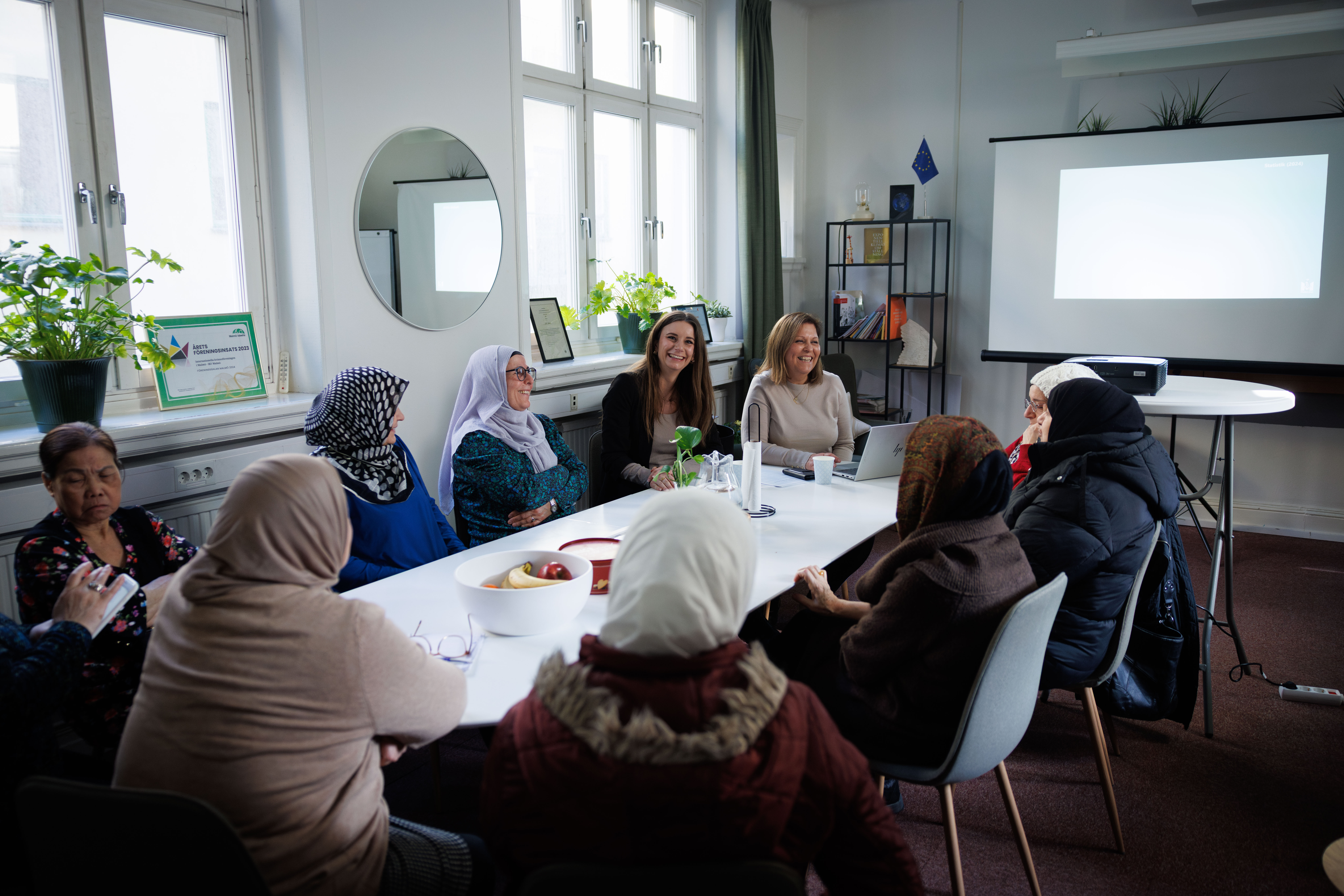 Grupp av kvinnor med dialogsocionomerna. Foto: Emma Larsson