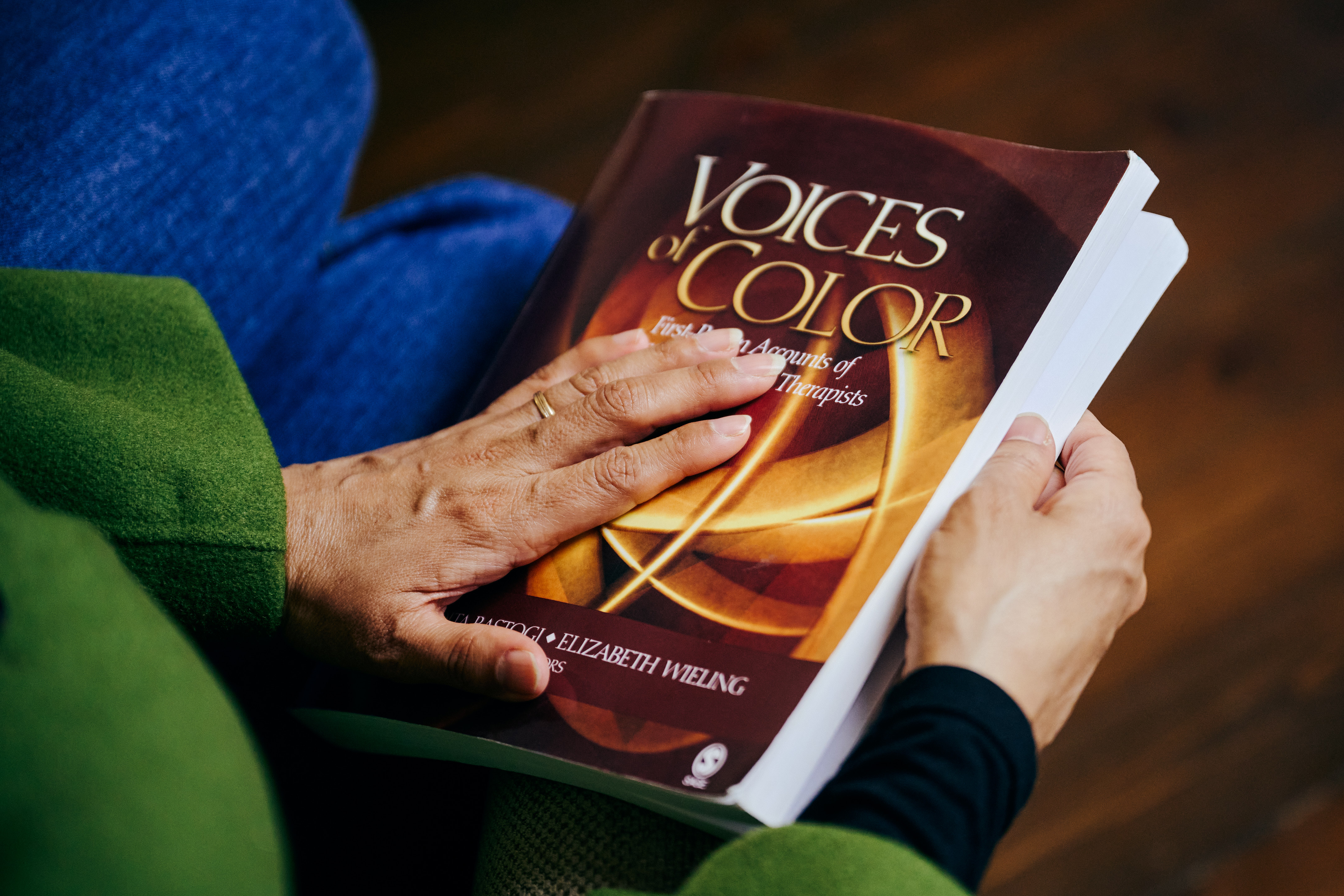 Bokomslaget till boken Voices of Color: First-Person Accounts of Ethnic Minority Therapists