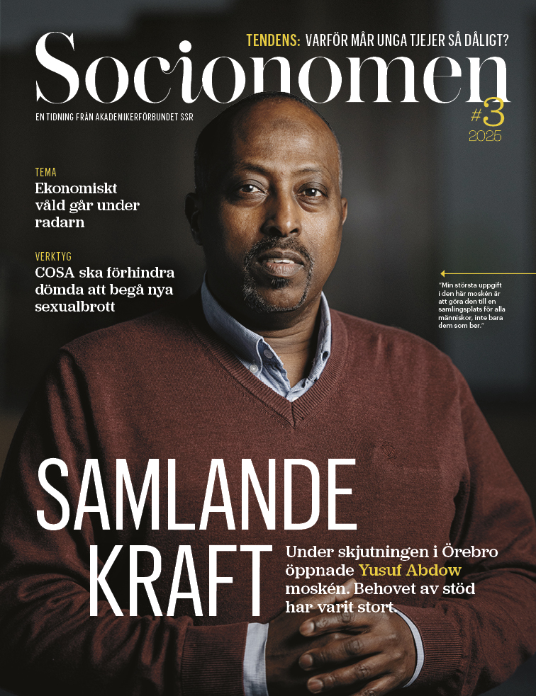 Omslag för tidningen Socionomen nr 3 2025. Med imanen Yusuf Abdow i vinröd tröja.