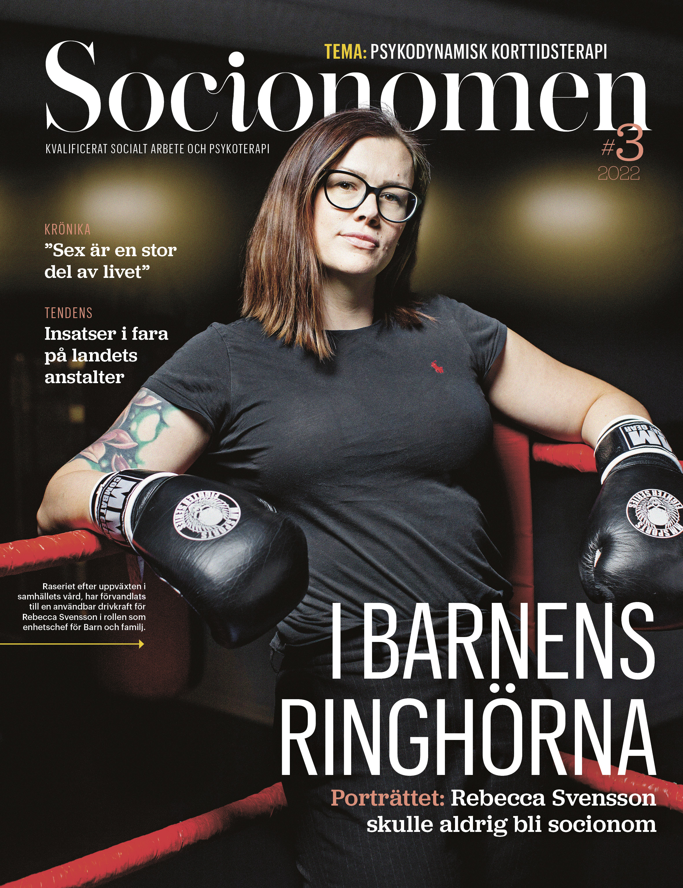 Omslag för tidningen Socionomen nr 3 2022. Med Rebecca Svensson i hörnet på en boxningsring.