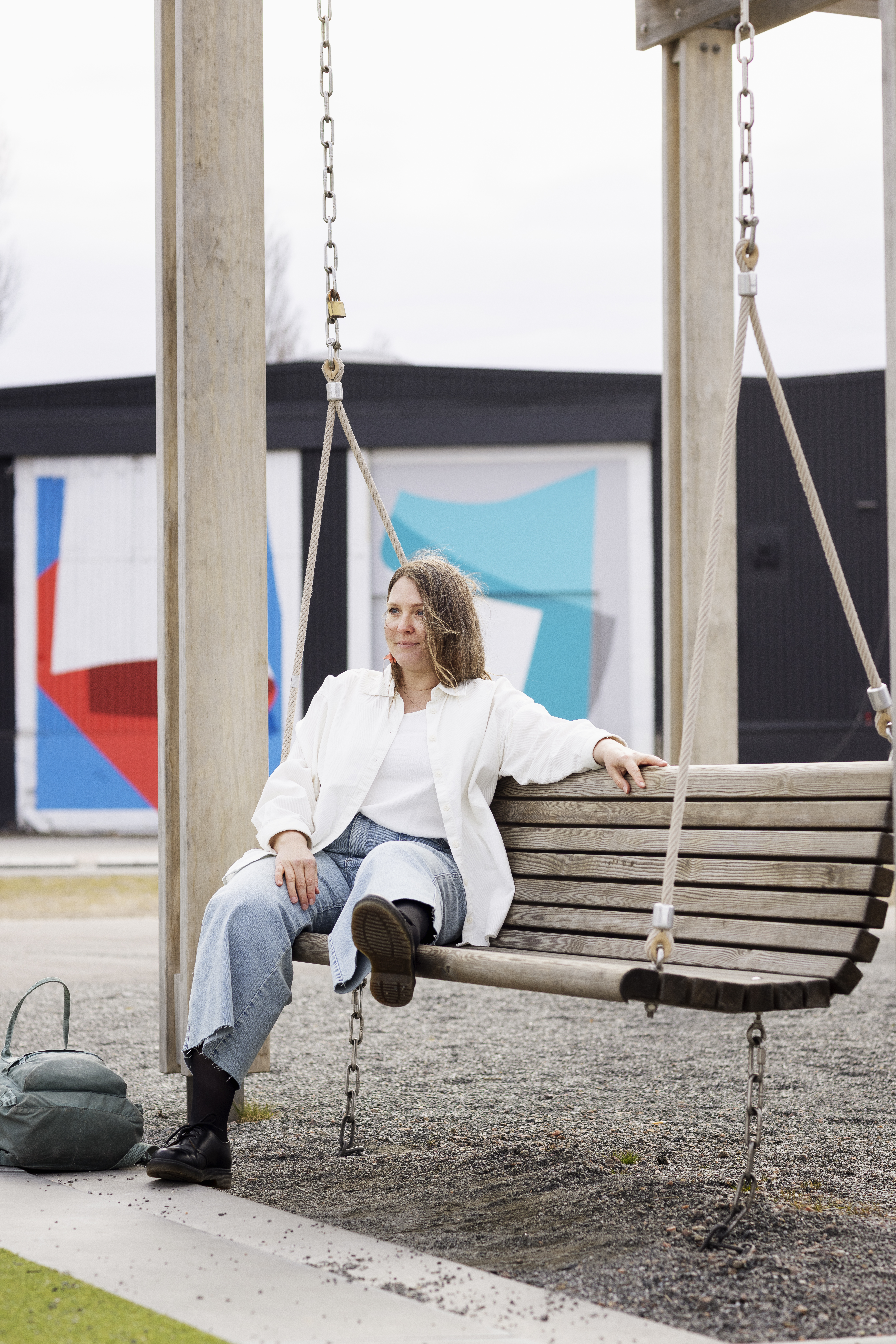 Malin Landström sittande på en bänk.