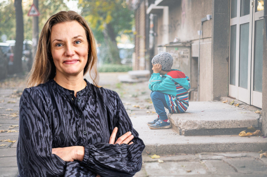 I förgrunden står chefredaktör Annika Sjöberg med armarna i kors, och i bakgrunden sitter ett barn med hatt på en betongtrappa utanför en byggnad.