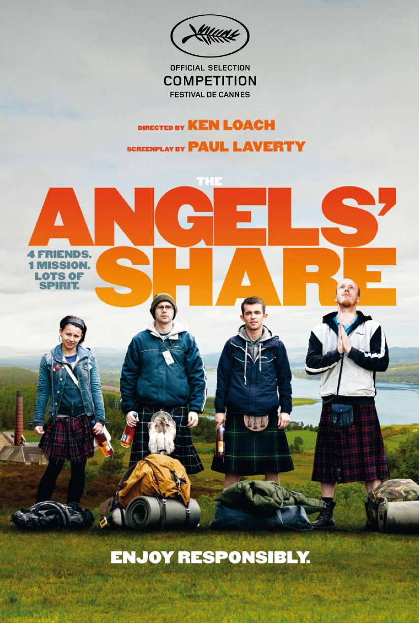 Fyra personer i kilt står i ett grönt landskap med destillerier och kullar i bakgrunden; filmtiteln ”The Angels' Share” och eftertexter visas ovanför dem.