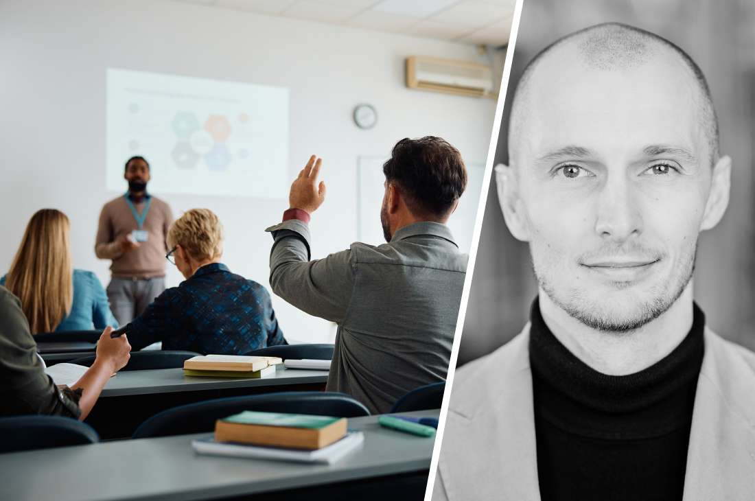 Ett klassrum med studenter som lyssnar på en föreläsare, med ett svartvitt porträtt av David Sausdal i polotröja och kavaj till höger.