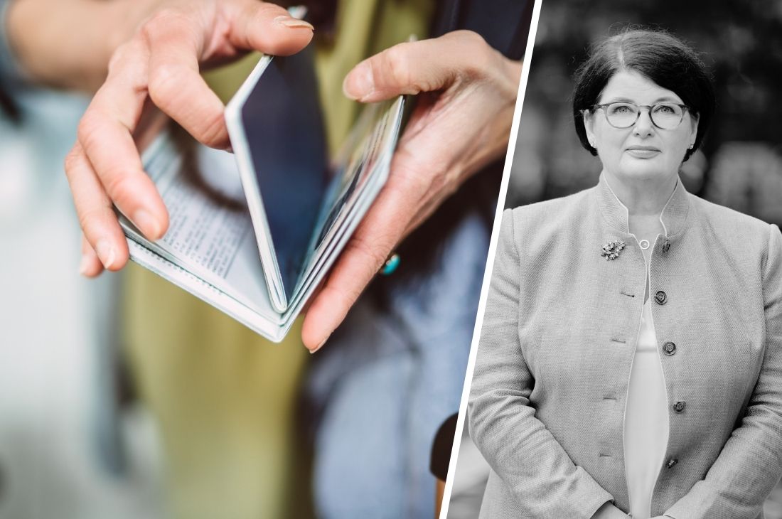 En person håller ett öppet pass och en telefon i vänster hand; till höger tittar Heike Erkers med glasögon och en tunn jacka framåt på ett svartvitt porträtt.