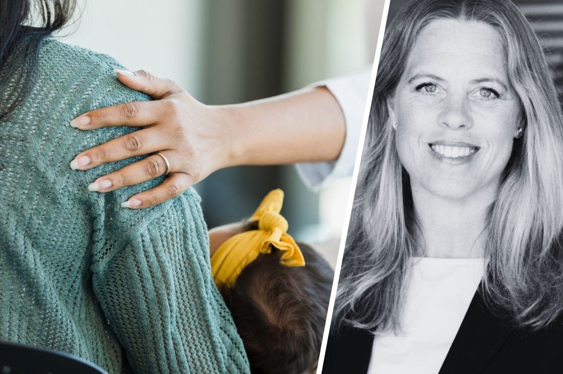 En person lägger sin hand på en annans axel medan ett barn med ett gult hårband lutar sig fram; bredvid dem hänger ett svartvitt porträtt av Brigitta Persdotter i arbetskläder som ler.
