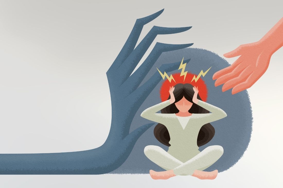 Illustration av en kvinna som sitter med korslagda ben och händerna på huvudet, med blixtar ovanför henne, en stor mörk hand sträcker sig in och en ljusare hand erbjuder hjälp.