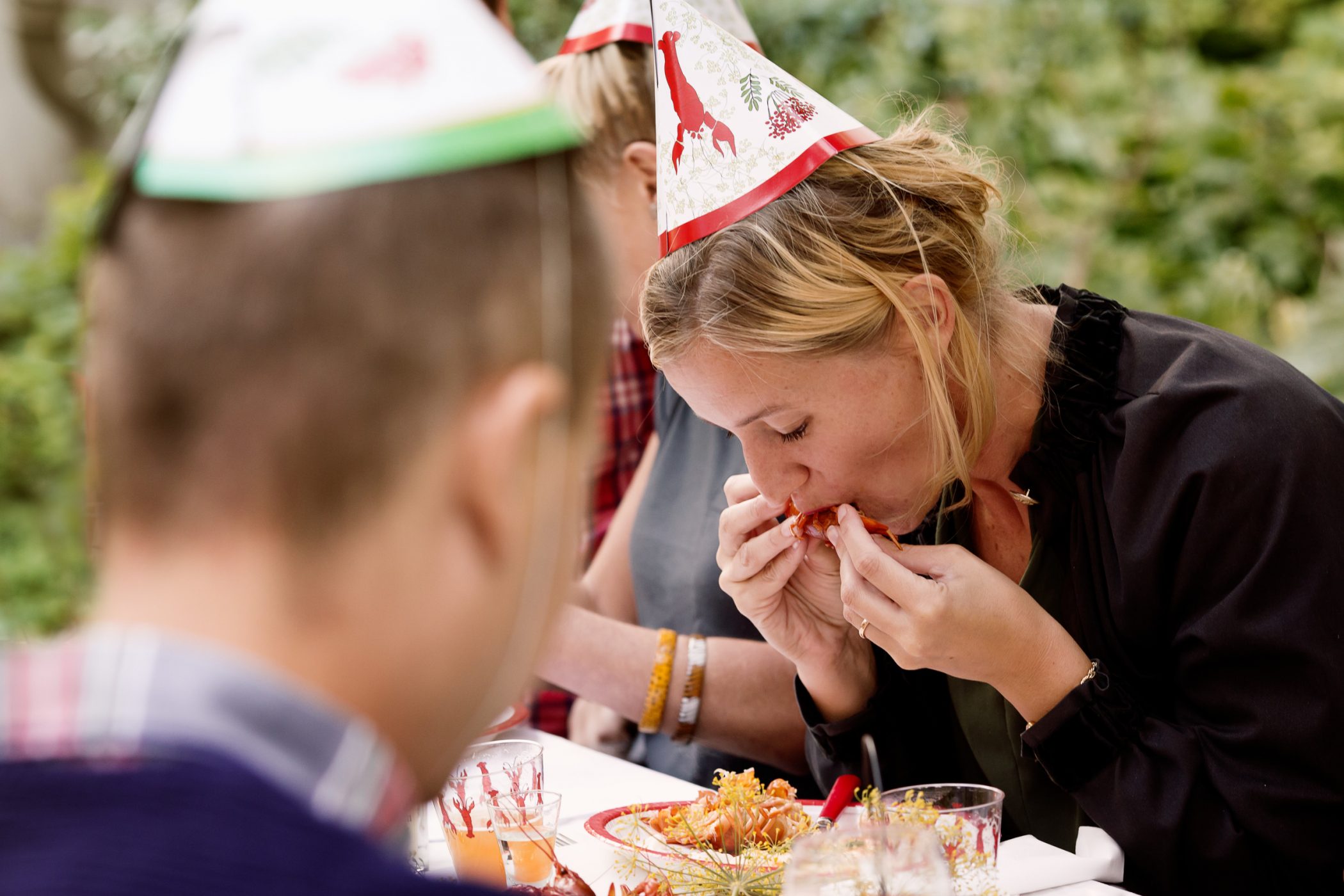 crayfish-party-eating