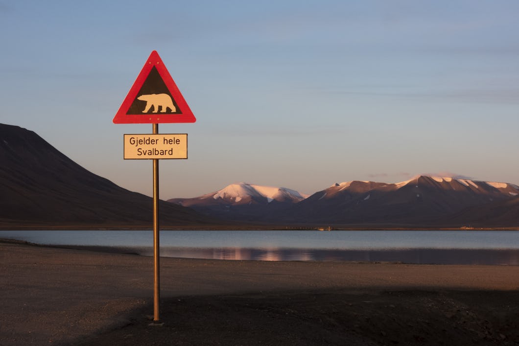 Ein Schild warnt vor der Gefahr durch Eisbären auf der norwegischen Insel Spitzbergen.