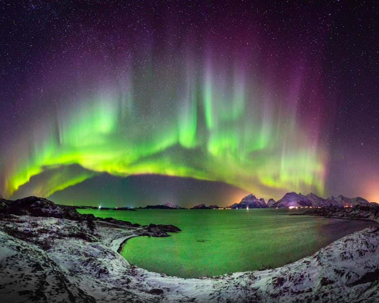 Nordlichter-Feuerwerk über Helgeland in Norwegen