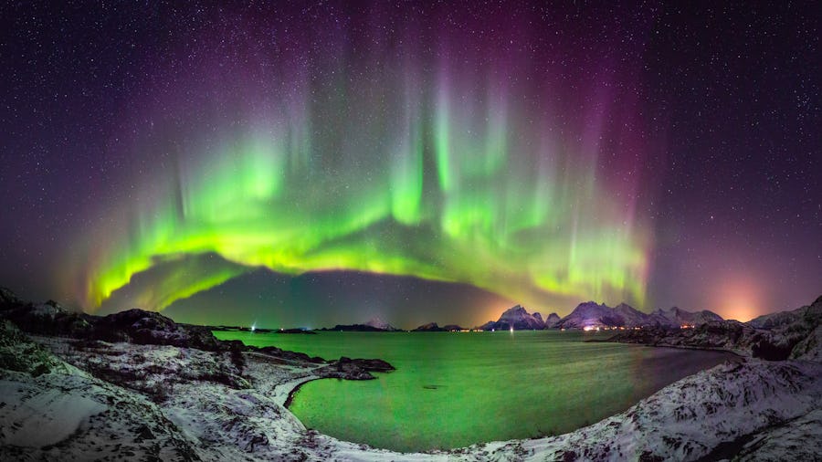 Nordlichter-Feuerwerk über Helgeland in Norwegen