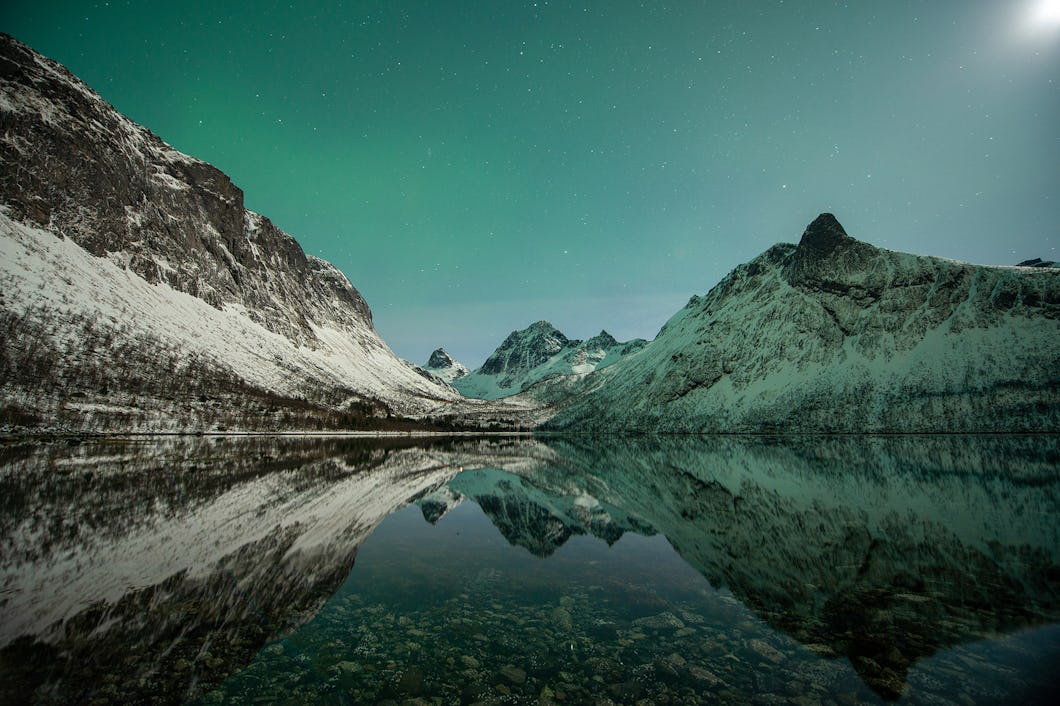 Mit seiner Berglandschaft gilt Senja als Paradies für Nordlicht-Fotografen