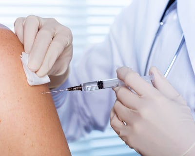 En vaccinspruta sätts i en arm.