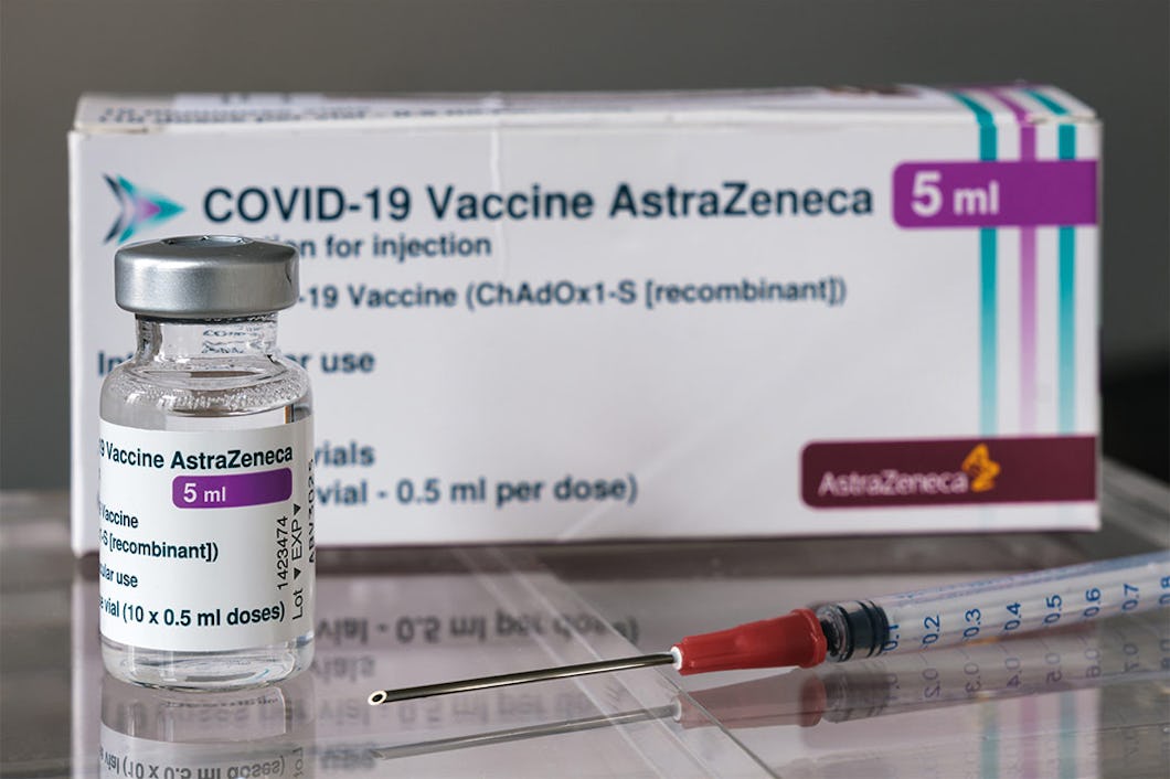 Spruta och ampull med Stra Zenecas covid-19-vaccin.
