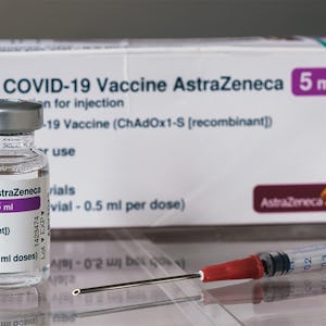 Spruta och ampull med Astra Zenecas covid-19-vaccin.