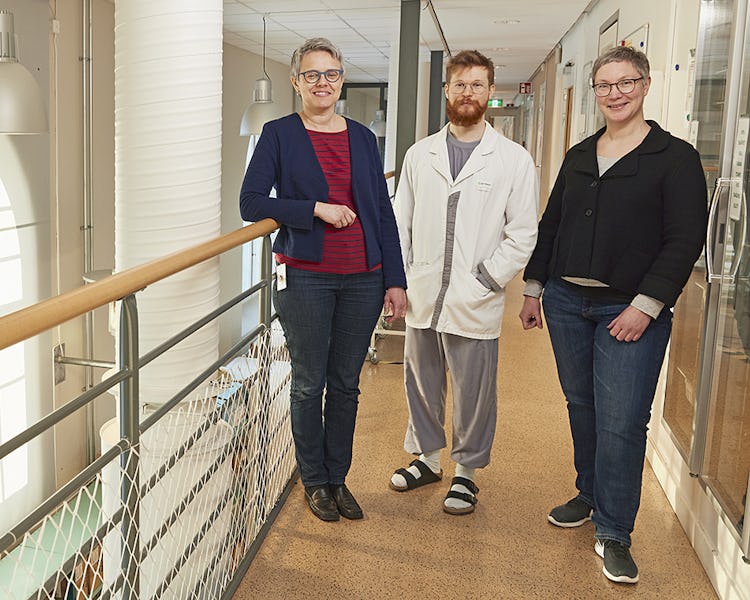Farmaceuterna Anja Lahi Kågedal, Adam Jerwanski och Martina Lind beskriver Apoteket Nationella enheten som ett viktigt kugghjul i maskineriet för att vården ska fungera.
