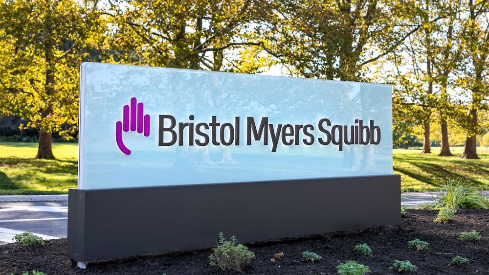 Läkemedelsjätten Bristol Myers Squibb drar Astra Zeneca inför domstol i USA.