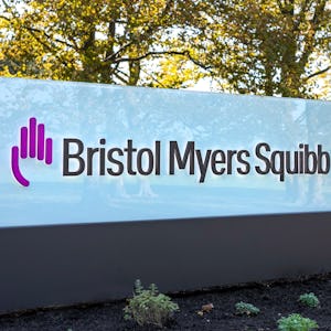 Läkemedelsjätten Bristol Myers Squibb drar Astra Zeneca inför domstol i USA.