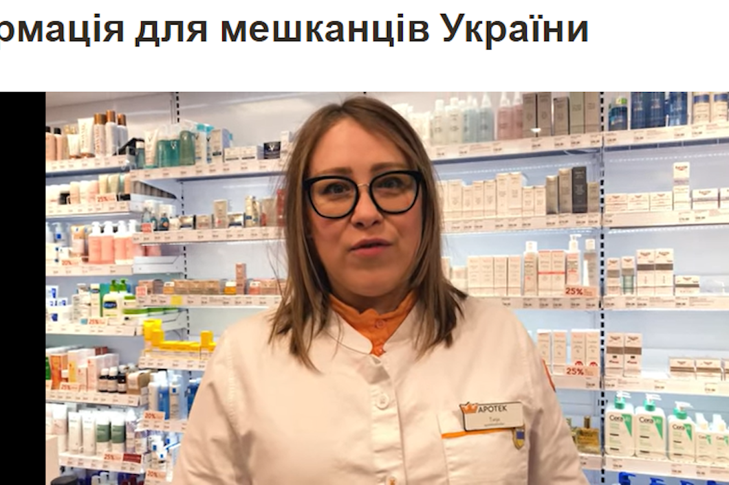 Tanja Blix på Kronans apotek i Hässleholm ger information på ukrainska i en video på sajten.