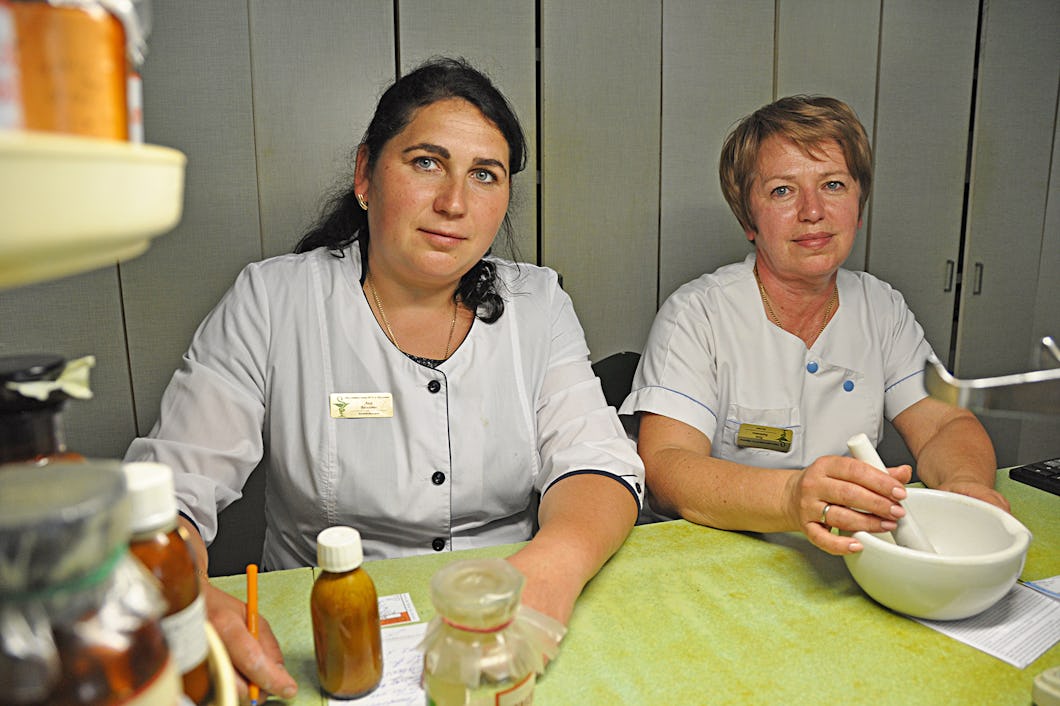 Liliana Firman är föreståndare för Apotek 325 i kurorten Truskavets i västra Ukraina, medan Lesia Shliar arbetar på apoteket som farmaceutassistent.