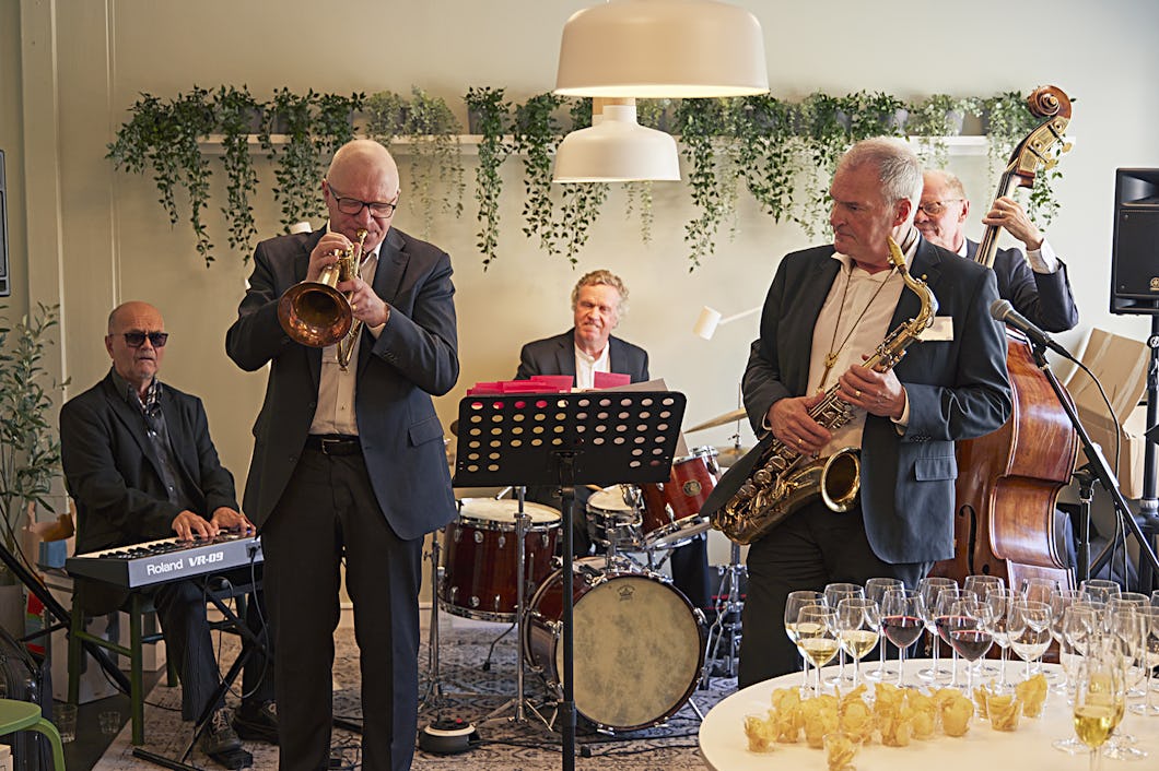 Bengt Gustavsson (till höger) är både medicinsk chef och saxofonist. Tillsammans med sitt band underhåller han på minglet.