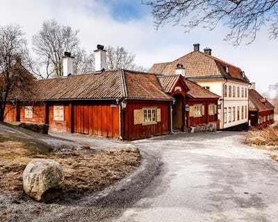 Apoteket ligger tillsammans med Café Petissan i en röd vinkelbyggnad i Skansens stadskvarter.