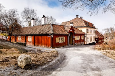 Apoteket ligger tillsammans med Café Petissan i en röd vinkelbyggnad i Skansens stadskvarter.