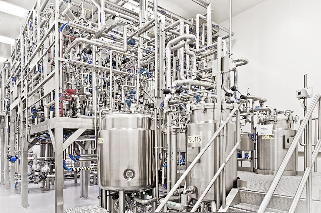 I produktionsanläggningen kan samma utrustning användas till flera olika produkter. Rengöringen mellan de olika produkterna tar runt en vecka.
