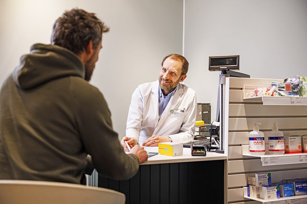 Apotekaren Christoffer Chlot på apoteket Laxen i Boden har haft lätt att rekrytera kunder till läkemedelssamtalen. ”Endast fyra stycken har avböjt samtal”, säger han.