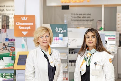 Apotekschef Lena Jevring och apotekare Rima Mir Fakhraei på Kronans Apotek vid Odenplan i Stockholm är positiva till tjänsten Läkemedelssamtal trots att det har gått trögt att rekrytera intresserade kunder.