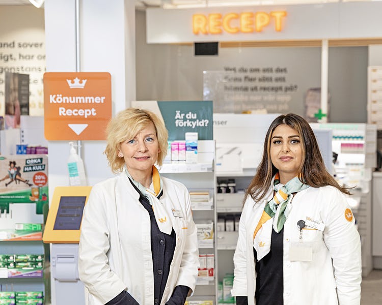 Apotekschef Lena Jevring och apotekare Rima Mir Fakhraei på Kronans Apotek vid Odenplan i Stockholm är positiva till tjänsten Läkemedelssamtal trots att det har gått trögt att rekrytera intresserade kunder.