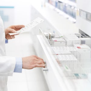 Läkemedelsverket ska bland annat utreda hur farmaceuter kan spela en större roll i hanteringen av problem med brist på olika läkemedel.