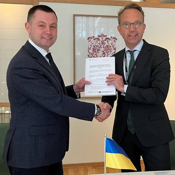 Läkemedelsverkets generaldirektör Björn Eriksson och ukrainska läkemedelsmyndighetens generaldirektör Mykhaylo Babenko har skrivit på ett nytt samarbetsavtal för att stärka tillgången på läkemedel.