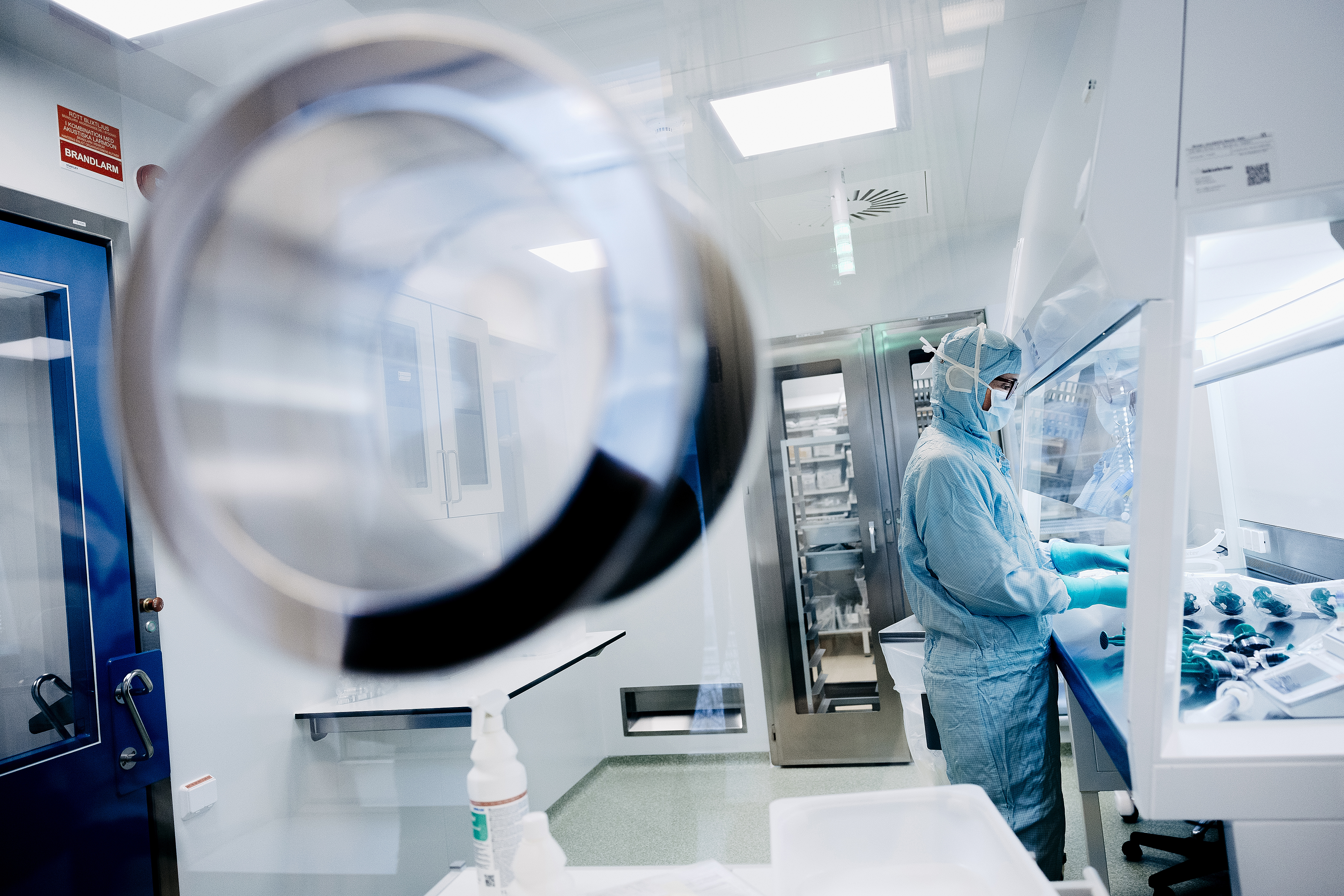 Receptarie Marie Bergenheim i skyddutrustning.