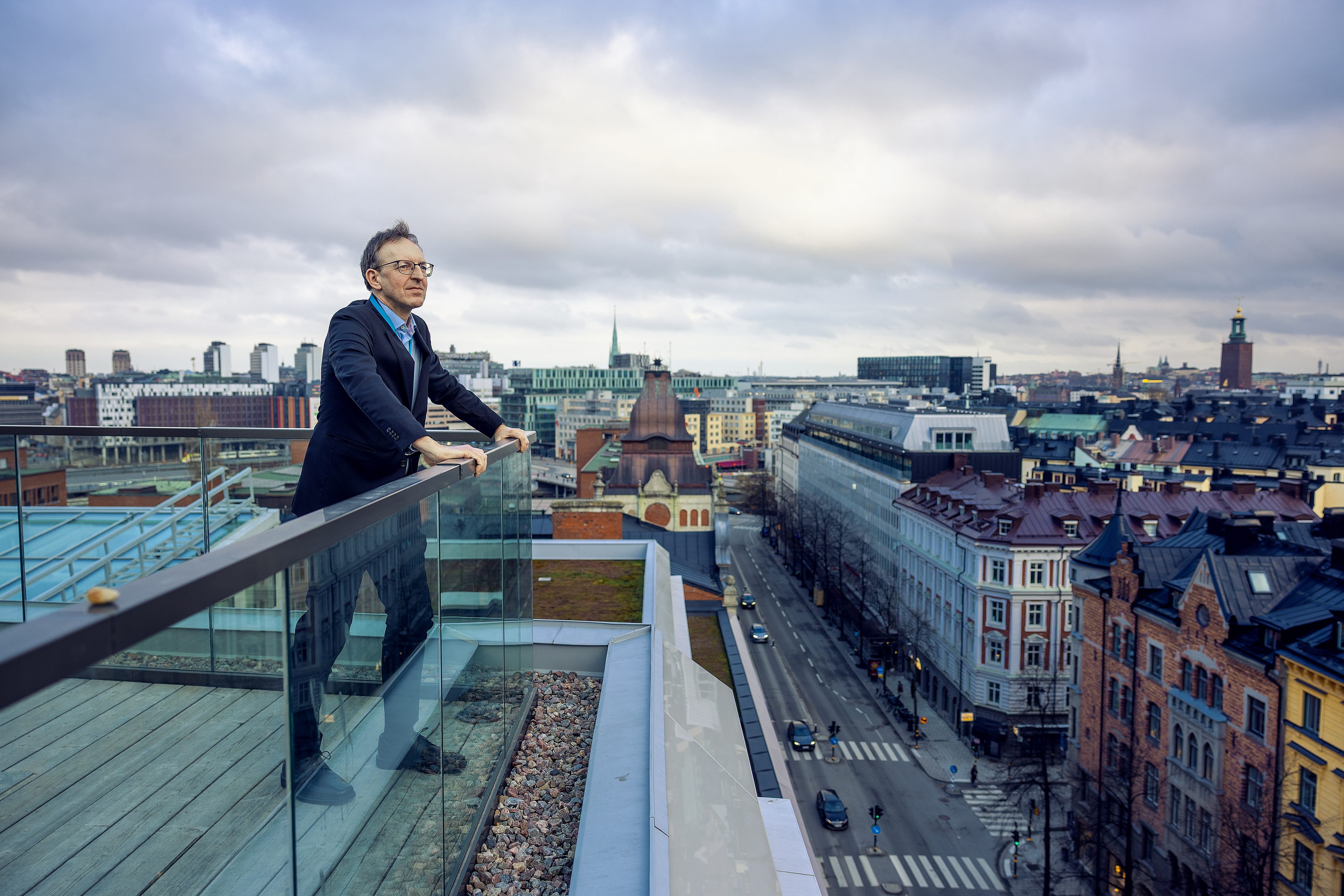 Magnus Thyberg uppe på ett tak.
