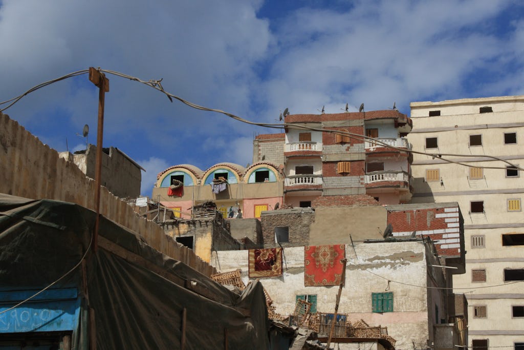 Alexandria växer snabbt med många illegalt och undermåligt byggda bostadshus.