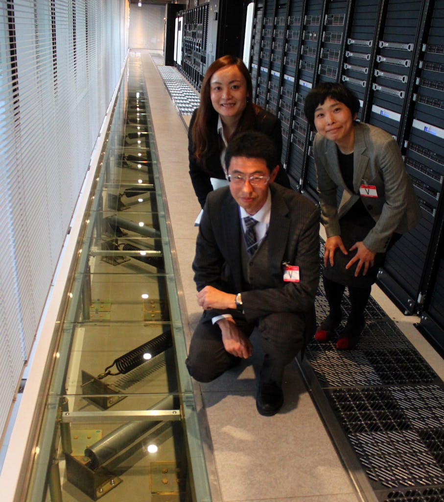 Senqciateamet visar den jorbävningsdämpande konstruktionen i golvet på Hewlett-Packard..jpg
