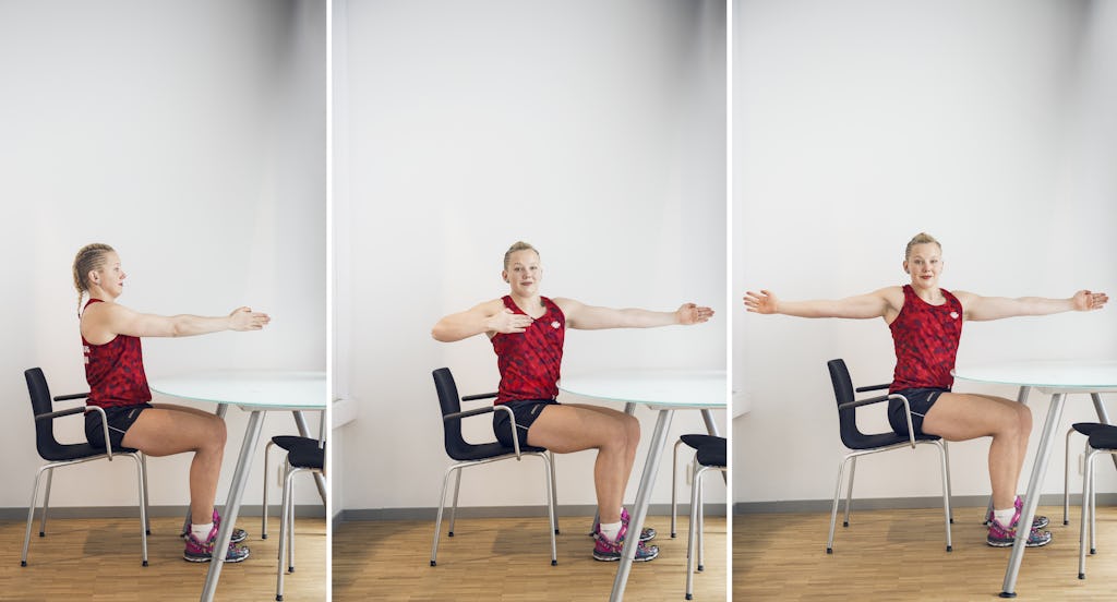 Helena Hugosson, personlig tränare på Friskis & Svettis, visar hur övning nummer ett går till.