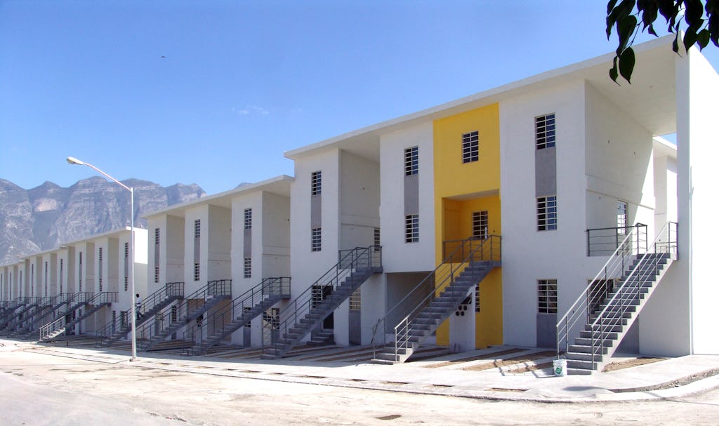 Bostäder i Monterrey, Mexico år 2010. På bilden syns exempel på när en boende familj själva uppgraderat till medelklasstandard.