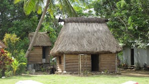 Den traditionella byggnadstypen i Fiji har ofta en mer permanent grund av stenar som anses ha en koppling till förfäder. Den struktur som byggs ovanpå är mer temporär och byts oftare ut. Traditionella konstruktioner går därför ofta att reparera efter cykloner.