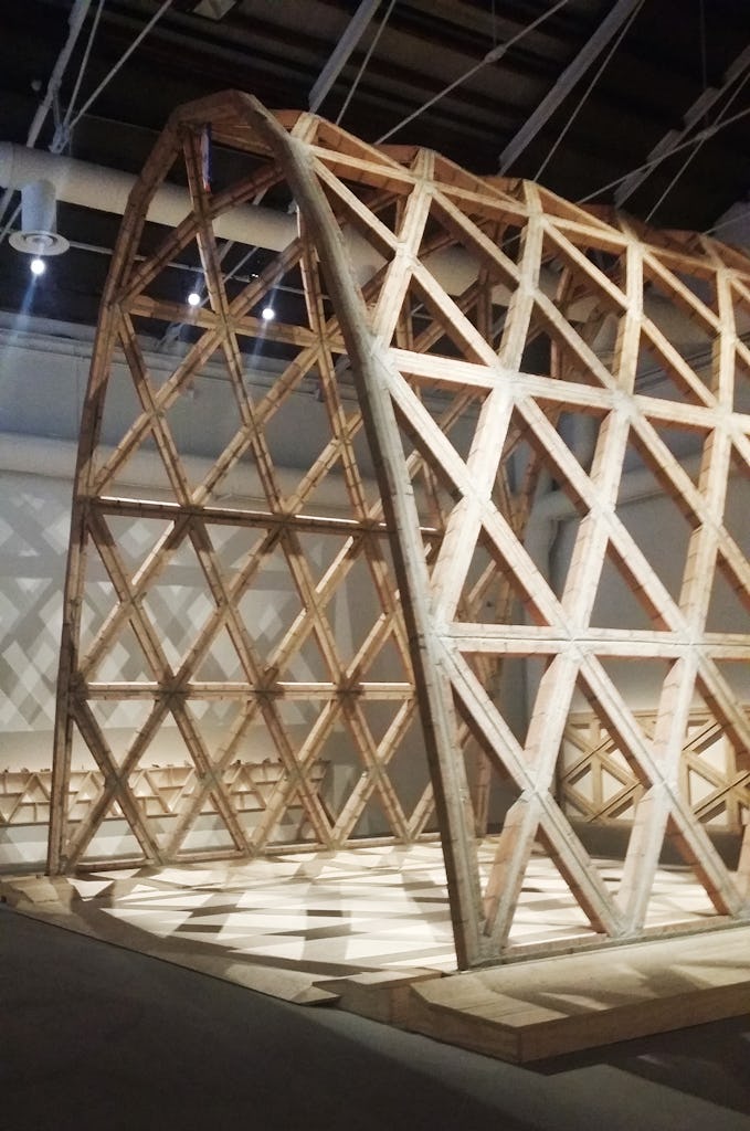 Det paraguyanska kontoret Gabinete de Arquitectura, fick guldlejon för bästa utställning på arkitekturbiennalen i Venedig för att en struktur med förfabricerade paneler som förenklar för outbildade hantverkare att bygga i det lokala materialet tegel.