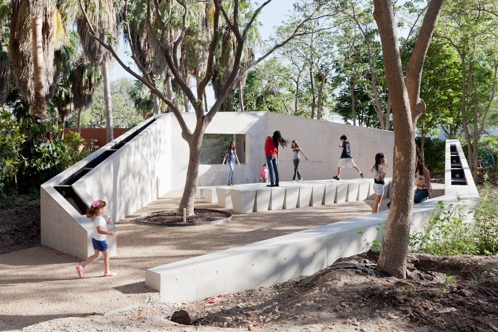 De slingrande stigarna och de platsspecifika konstverken i den botaniska trädgården i staden Culiacán är resultatet av ett elvaårigt samarbete mellan Tatiana Bilbao Estudio och en konstsamlande affärsman som valt att göra något för allmänheten, vilket är ovanligt i Mexiko.