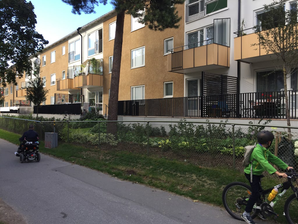 Vid en nyligen färdigställd omvandling i Bagarmossen har ett tidigare otydligt territorium mellan lamellhuset och gångstråket byggts om till privat uteplats för boenden på nedre botten. Genom att avgränsningen tillkommit är kontrollen nu hög, även om kapaciteten är densamma. I nybyggda områden är privata uteplatser för lägenheter i markplan ofta med i planeringen från början. Fastighetsägare Stockholmshem.