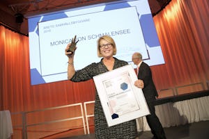 Monica von Schmalensee blev utnämnd till Årets samhällsbyggare av den branschöverskridande organisationen Samhällsbyggarna.