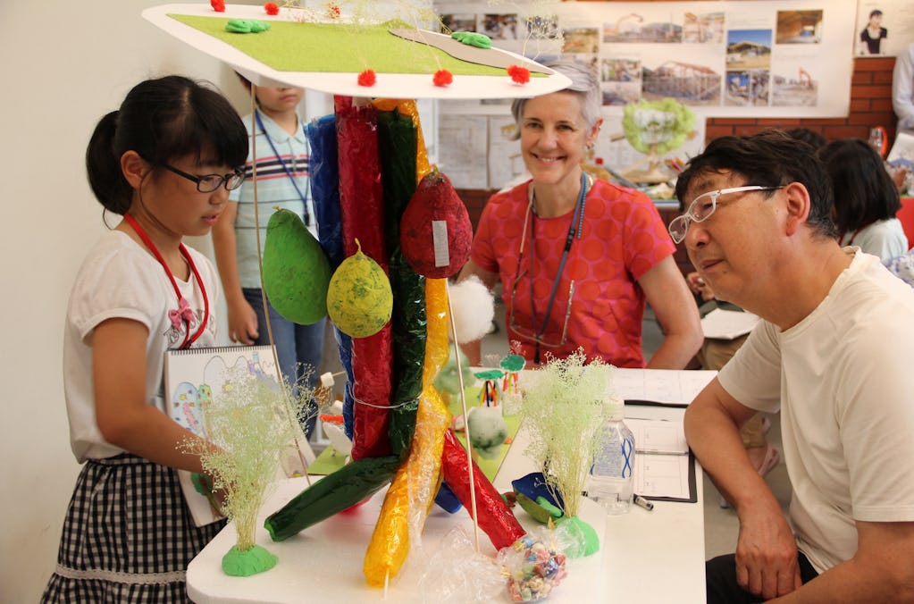 Astrid Klein och Toyo Ito är huvudlärare på Ito Juke Architecture School for Children i Tokyo. Pedagogiken bygger på ett nära möte mellan lärare och elev. 