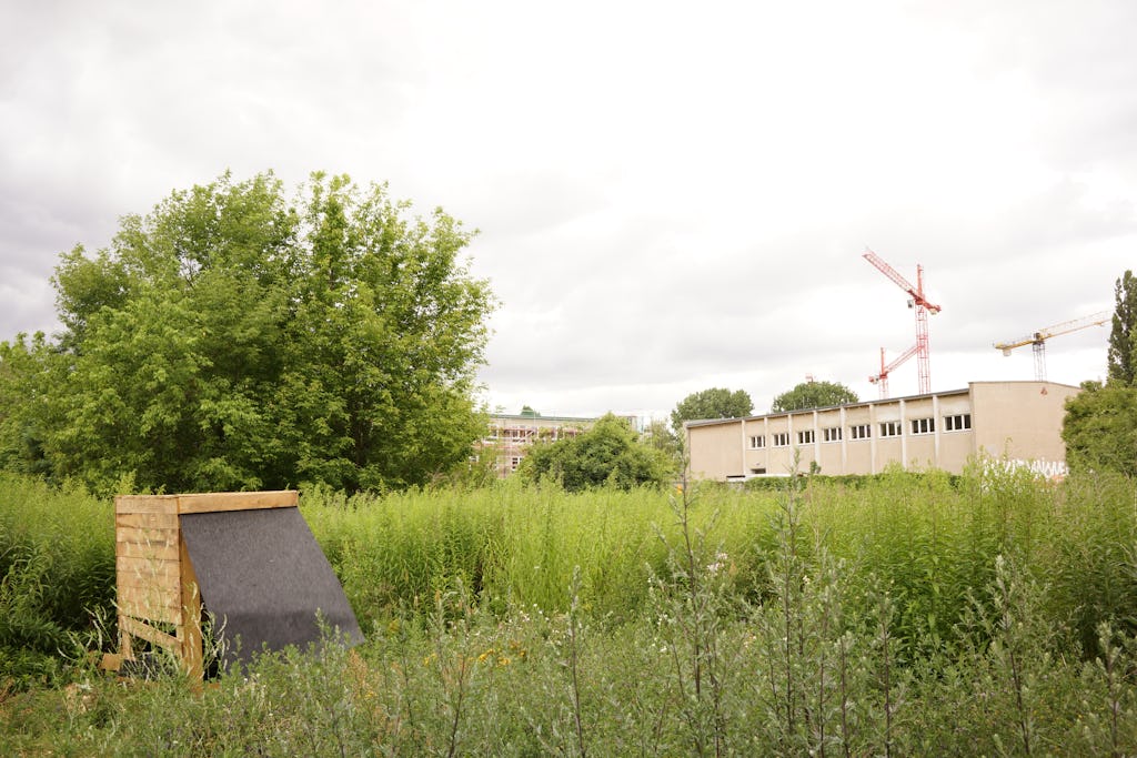 Någons hem eller ett verk i en skulpturpark? Ett mellanrum i Berlin, där Berlinmuren tidigare fanns. 