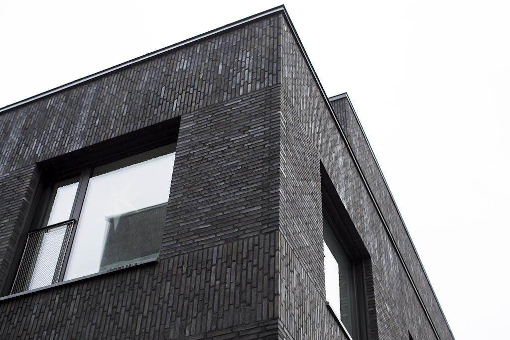 Fasaden i danskt tegel är murad på plats.