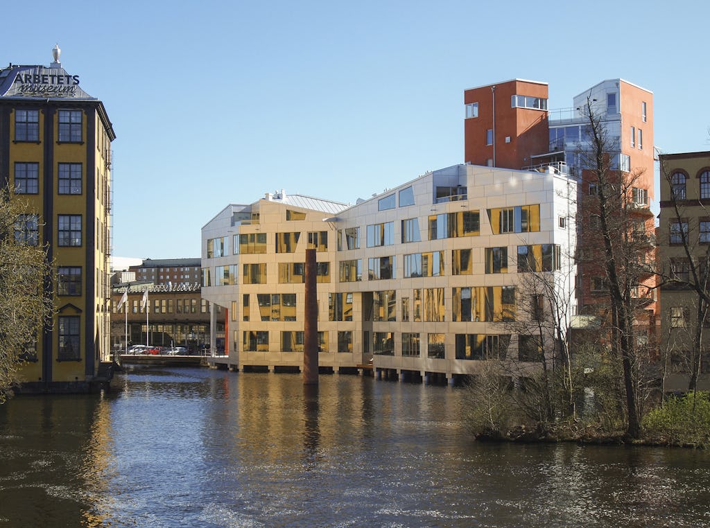 Byggnaden med 30 sinsemellan unika lägenheter uppfinner sin egen tomt i industrilandskapet vid Motala ström i Norrköping. 