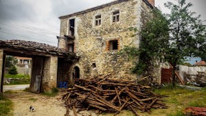 En traditionell Kulla-byggnad i byn Drenoc i Kosovo som nyligen restaurerades av Kulturarv utan gränsers filial på plats.