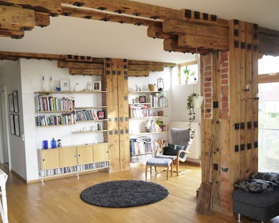 Ett vardagsrum med träbjälkar.
